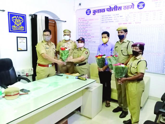 Superintendent of Police slaps staff on the back | पोलीस अधीक्षकांकडून कर्मचाऱ्यांच्या पाठीवर शाबासकीची थाप Superintendent of Police slaps staff on the back | पोलीस अधीक्षकांकडून कर्मचाऱ्यांच्या पाठीवर शाबासकीची थाप