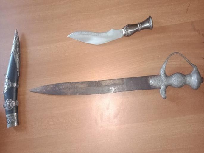 In Gevrai swords seized; two criminals arrested | गेवराईत कोंबिंग ऑपरेशन दरम्यान दोन अट्टल गुन्हेगार ताब्यात; कुकरी, तलवार केल्या जप्त In Gevrai swords seized; two criminals arrested | गेवराईत कोंबिंग ऑपरेशन दरम्यान दोन अट्टल गुन्हेगार ताब्यात; कुकरी, तलवार केल्या जप्त