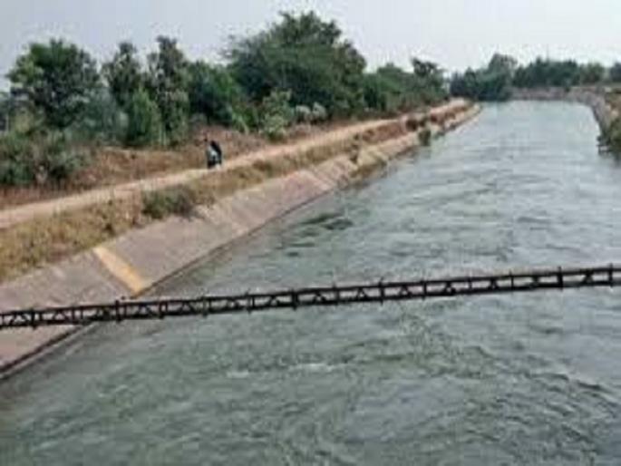 Corona Circulation: Cucumber officials, staff on the canal for water planning | कोरोनाची संचारबंदी : कुकडीचे अधिकारी, कर्मचारी पाणी नियोजनासाठी कालव्यावर  Corona Circulation: Cucumber officials, staff on the canal for water planning | कोरोनाची संचारबंदी : कुकडीचे अधिकारी, कर्मचारी पाणी नियोजनासाठी कालव्यावर