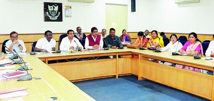 Pay minimum wage to municipal cleaning staff: instructions by Virendra Kukreja | मनपा सफाई कर्मचाऱ्यांना किमान वेतन द्या : वीरेंद्र कुकरेजा यांचे निर्देश Pay minimum wage to municipal cleaning staff: instructions by Virendra Kukreja | मनपा सफाई कर्मचाऱ्यांना किमान वेतन द्या : वीरेंद्र कुकरेजा यांचे निर्देश