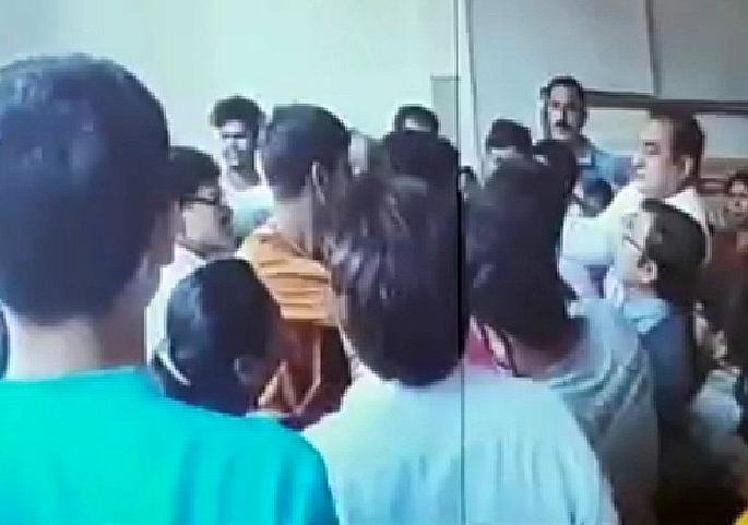 congress releases vido of bjp corporator Kukreja beating congress Volunteer Babu Khan | भाजप नगरसेवक कुकरेजा मारहाण करीत असल्याचे व्हिडिओ फुटेज समोर congress releases vido of bjp corporator Kukreja beating congress Volunteer Babu Khan | भाजप नगरसेवक कुकरेजा मारहाण करीत असल्याचे व्हिडिओ फुटेज समोर