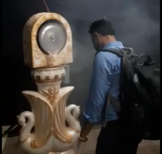 Perfume spraying machine is now spraying sanitizer | लग्नामध्ये अत्तराचा फवारा करणारी मशीन आता करतेय सॅनिटायझर फवारणी Perfume spraying machine is now spraying sanitizer | लग्नामध्ये अत्तराचा फवारा करणारी मशीन आता करतेय सॅनिटायझर फवारणी