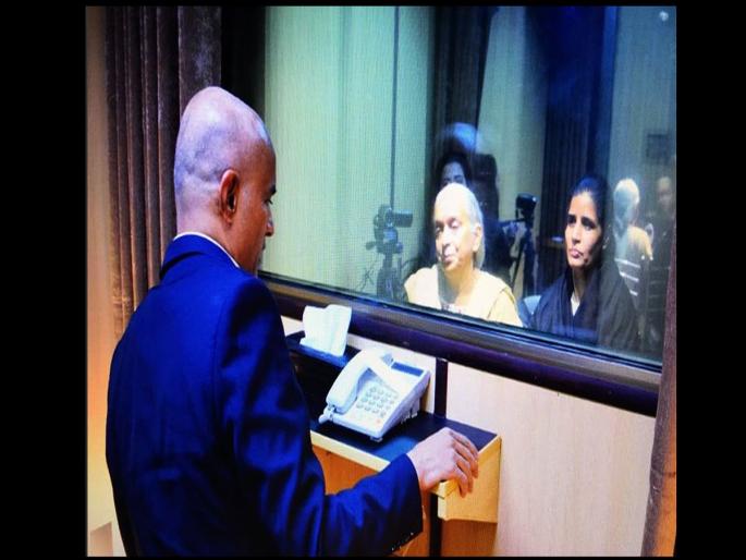 Kulbhushan's mother, Mangalsutra, Bangles and Tikilihi have been removed from the wife | कुलभूषणच्या आई, पत्नीला काढायला लावले मंगळसूत्र, बांगड्या अन् टिकलीही Kulbhushan's mother, Mangalsutra, Bangles and Tikilihi have been removed from the wife | कुलभूषणच्या आई, पत्नीला काढायला लावले मंगळसूत्र, बांगड्या अन् टिकलीही