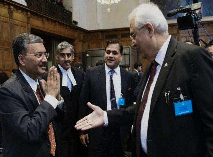 indian diplomat refuse to handshake with pakistan official in international court | Pulwama Attack : पाकिस्तानी महाधिवक्त्याला केला दुरूनच 'रामराम' indian diplomat refuse to handshake with pakistan official in international court | Pulwama Attack : पाकिस्तानी महाधिवक्त्याला केला दुरूनच 'रामराम'