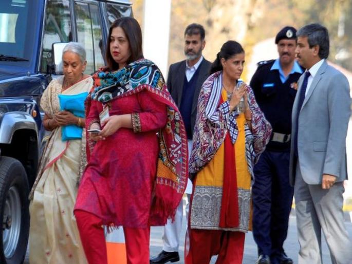 Under pretext of security precautions, cultural and religious sensibilities of Kulbhushan Jadhav's family members were disregarded | पाकिस्तानने लायकी दाखवली, भेटीआधी कुलभूषण जाधव यांच्या आईला काढायला लावलं मंगळसूत्र Under pretext of security precautions, cultural and religious sensibilities of Kulbhushan Jadhav's family members were disregarded | पाकिस्तानने लायकी दाखवली, भेटीआधी कुलभूषण जाधव यांच्या आईला काढायला लावलं मंगळसूत्र