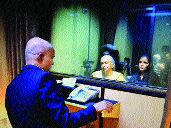 Kulbhushan Jadhav's glass gift | कुलभूषण जाधव यांच्या भेटीचे काचेआडून सोपस्कार Kulbhushan Jadhav's glass gift | कुलभूषण जाधव यांच्या भेटीचे काचेआडून सोपस्कार