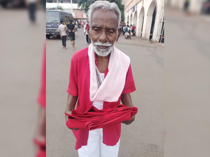 Sari Dunika Ka Boz Hum Uthate Hai..; The issue of the livelihood of 'coolies' is still unresolved | सारी दुनिका का बोझ हम उठाते है..; 'कुलीं'च्या रोजी-रोटीचा मुद्दा अद्यापही बेदखल Sari Dunika Ka Boz Hum Uthate Hai..; The issue of the livelihood of 'coolies' is still unresolved | सारी दुनिका का बोझ हम उठाते है..; 'कुलीं'च्या रोजी-रोटीचा मुद्दा अद्यापही बेदखल