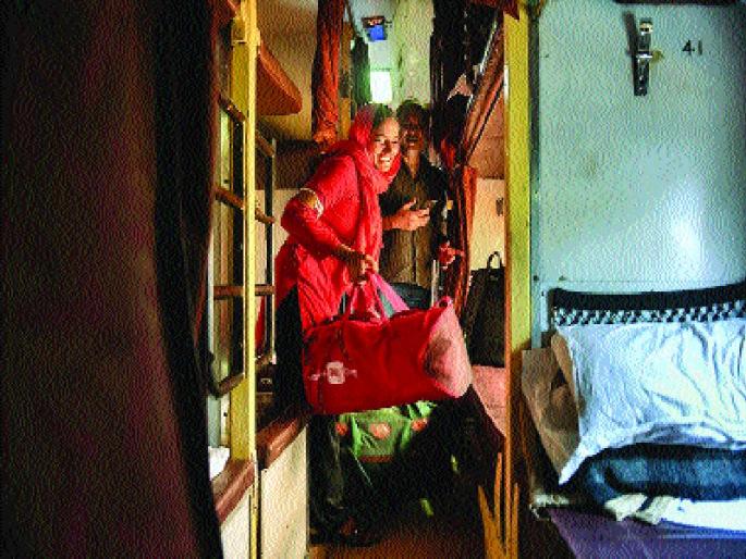 Inspirational: For the three children, she became a 'Kuli', picking up 30 kg bag at the same time | प्रेरणादायी : तीन मुलांसाठी ‘ती’ बनली कुली, एकाच वेळी उचलते ३० किलोच्या बॅगा  Inspirational: For the three children, she became a 'Kuli', picking up 30 kg bag at the same time | प्रेरणादायी : तीन मुलांसाठी ‘ती’ बनली कुली, एकाच वेळी उचलते ३० किलोच्या बॅगा