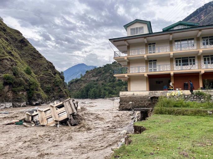 now the search for the near ones begins and houses affected due to dam burst in kullu too | सर्व काही गेले वाहून, आता जवळच्यांचा शोध सुरू; कुल्लूमध्येही धरण फुटल्याने घरे बाधित now the search for the near ones begins and houses affected due to dam burst in kullu too | सर्व काही गेले वाहून, आता जवळच्यांचा शोध सुरू; कुल्लूमध्येही धरण फुटल्याने घरे बाधित