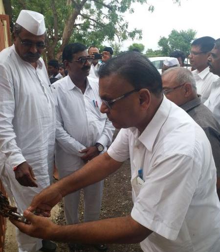 Finally the lock of the Dahivad school opened on the fifth day | अखेर पाचव्या दिवशी उघडले दहीवद शाळेचे कुलूप Finally the lock of the Dahivad school opened on the fifth day | अखेर पाचव्या दिवशी उघडले दहीवद शाळेचे कुलूप