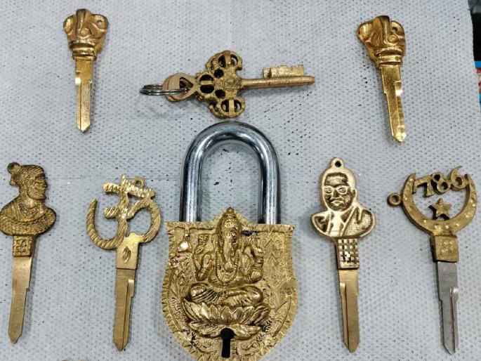 Replicas of great men executed under lock and key by Sheikh brothers of Sangli | सांगलीतील शेख बंधूंनी कुलूप-चावीवर साकारल्या महापुरुषांच्या हुबेहूब प्रतिकृती Replicas of great men executed under lock and key by Sheikh brothers of Sangli | सांगलीतील शेख बंधूंनी कुलूप-चावीवर साकारल्या महापुरुषांच्या हुबेहूब प्रतिकृती