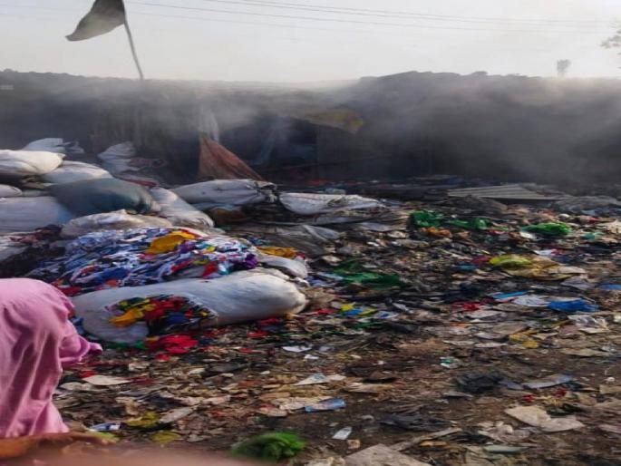 Two godowns of rags were burnt down in Khardi village on Diva-Shila road | दिवा-शिळा रस्त्यावरील खर्डी गावात चिंध्यांची दोन गोदामे जळून खाक Two godowns of rags were burnt down in Khardi village on Diva-Shila road | दिवा-शिळा रस्त्यावरील खर्डी गावात चिंध्यांची दोन गोदामे जळून खाक