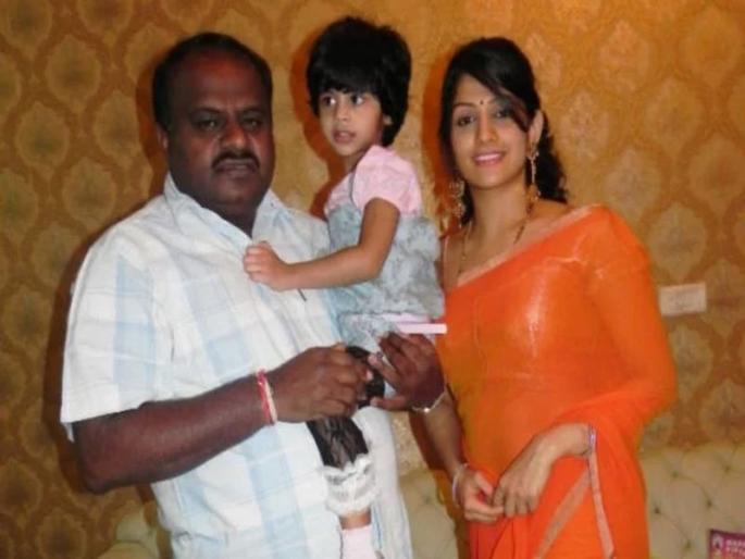 radhika kumaraswamy has more property than karnatak cm kumaraswamy | कुमारस्वामींची दुसरी पत्नी त्यांच्यापेक्षा तिप्पट श्रीमंत, इतकी आहे संपत्ती radhika kumaraswamy has more property than karnatak cm kumaraswamy | कुमारस्वामींची दुसरी पत्नी त्यांच्यापेक्षा तिप्पट श्रीमंत, इतकी आहे संपत्ती