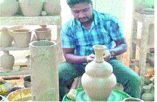 Today, Kumbhar community continues to live in the suburbs: The question of livelihood | कुंभार समाजाच्या माथी आजही उपेक्षितांचे जीणे :उदरनिर्वाहाचा प्रश्न