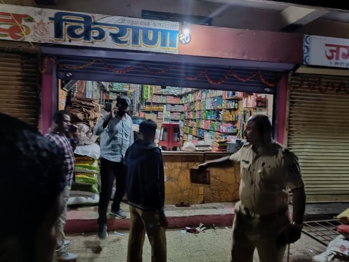 Firing on a grocery shopkeeper in Kumbhar Pimpalgaon | कुंभार पिंपळगाव येथील किराणा दुकानदारावर गोळीबार Firing on a grocery shopkeeper in Kumbhar Pimpalgaon | कुंभार पिंपळगाव येथील किराणा दुकानदारावर गोळीबार