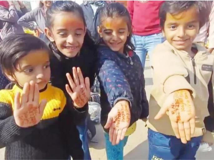 kumbh mela parents mehndi trick to find lost kids prayagraj uttar pradesh | आयडियाची कल्पना! महाकुंभमध्ये मुलं हरवू नये म्हणून आई-वडिलांनी केला देसी जुगाड