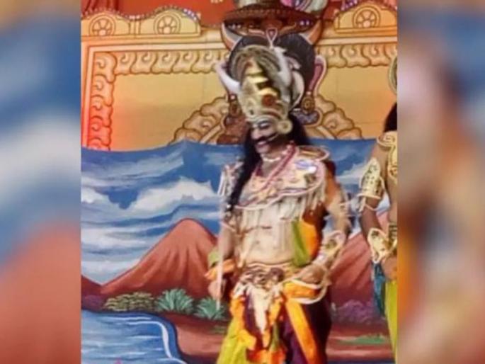 delhi ramlila actor playing kumbhakarna heart attack died | रामलीलामध्ये कुंभकर्णाची भूमिका साकारणाऱ्या कलाकाराचा हार्ट अटॅकने मृत्यू, खाली कोसळला अन्...