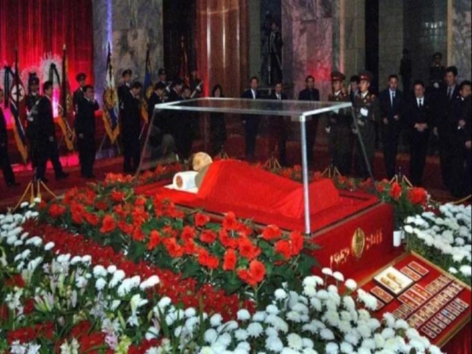 North Korea leader Kim Jong Un father and grandfather dead bodies safe in kumsusan memorial palace | या हुकूमशहाने वडील आणि आजोबांचा मृतदेह आजही ठेवला आहे सुरक्षित!