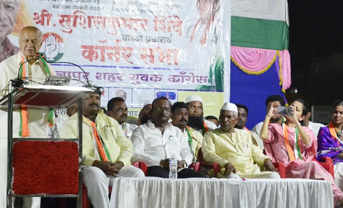 Sushilkumar Shinde's meeting was held in the bandwagon | पोलीस बंदोबस्तात झाली सुशीलकुमार शिंदे यांची सभा Sushilkumar Shinde's meeting was held in the bandwagon | पोलीस बंदोबस्तात झाली सुशीलकुमार शिंदे यांची सभा