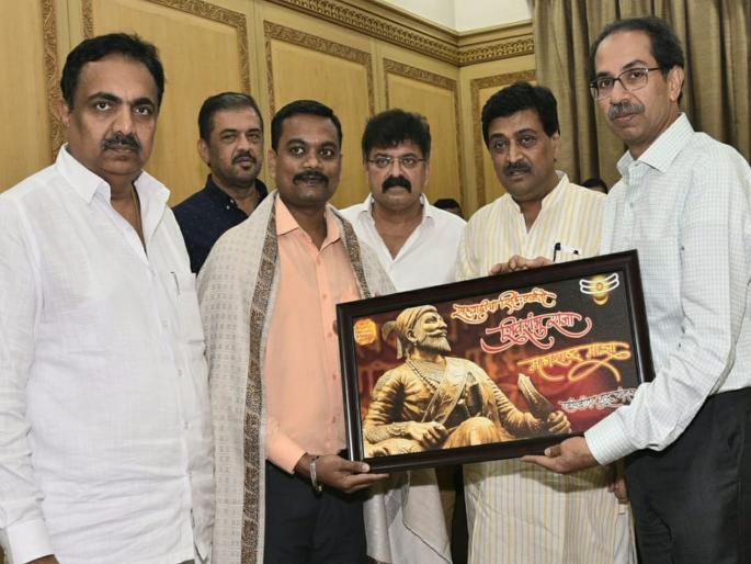 The Chief Minister Uddhav Thackeray felicitated the 'brave' Kunal Jadhav who saved Tiranga from fire | जीवाची बाजी लावून तिरंगा वाचवणाऱ्या 'त्या' बहाद्दराचा मुख्यमंत्र्यांनी केला सत्कार The Chief Minister Uddhav Thackeray felicitated the 'brave' Kunal Jadhav who saved Tiranga from fire | जीवाची बाजी लावून तिरंगा वाचवणाऱ्या 'त्या' बहाद्दराचा मुख्यमंत्र्यांनी केला सत्कार