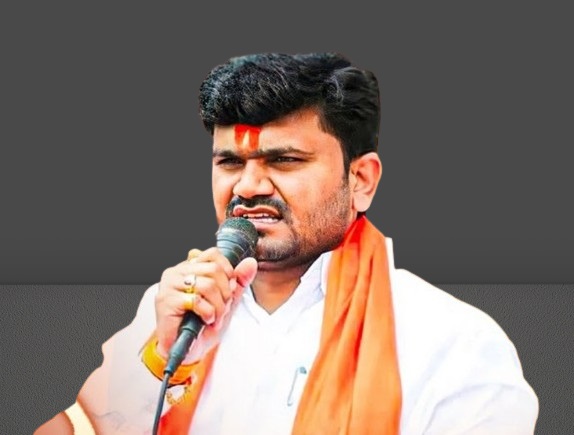 Beed district chief Kundlik Khande expelled from Shiv Sena | बीड जिल्हाप्रमुख कुंडलिक खांडे यांची शिवसेनेतून हकालपट्टी Beed district chief Kundlik Khande expelled from Shiv Sena | बीड जिल्हाप्रमुख कुंडलिक खांडे यांची शिवसेनेतून हकालपट्टी