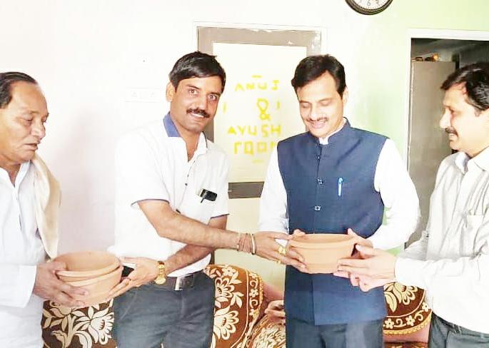 Water supply for birds; Distribution of one thousand kundis | पक्ष्यांकरीता पाण्याची सुविधा; एक हजार कुंड्यांचे वितरण