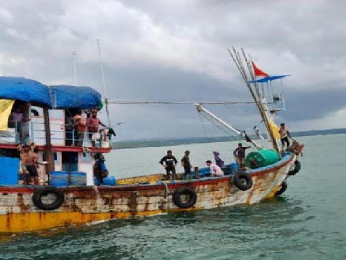 Personnet fishing boat from Ratnagiri harbor started sinking in the sea near Kunkeshwaran, 15 sailors saved their lives | नटबोल्ट गंजल्याने पाणी आत शिरुन नौका समुद्रात बुडू लागली; सुदैवाने रत्नागिरीच्या १५ खलाशांना जीवदान Personnet fishing boat from Ratnagiri harbor started sinking in the sea near Kunkeshwaran, 15 sailors saved their lives | नटबोल्ट गंजल्याने पाणी आत शिरुन नौका समुद्रात बुडू लागली; सुदैवाने रत्नागिरीच्या १५ खलाशांना जीवदान