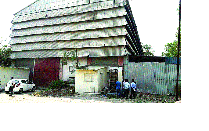  48 lakhs of ransom seized in Kupwara MIDC on bogus fertilizer factories | कुपवाड एमआयडीसीत बोगस खत कारखान्यांवर छापे ४८ लाखांचा मुद्देमाल जप्त