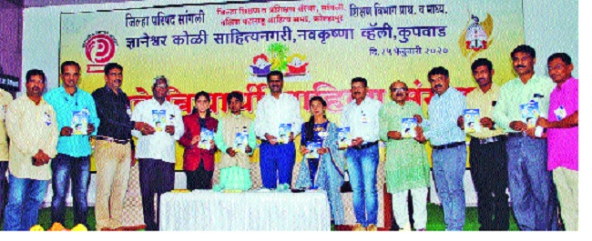 The power to change lives in a book | पुस्तकात आयुष्य बदलण्याची ताकद ; विद्यार्थ्यांनीच सांभाळली जबाबदारी The power to change lives in a book | पुस्तकात आयुष्य बदलण्याची ताकद ; विद्यार्थ्यांनीच सांभाळली जबाबदारी
