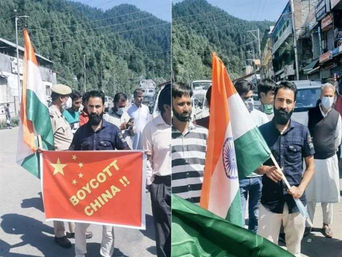 india china face off rally in kupwara slogans raised against china and pakistan | आधी भारतविरोधी घोषणाबाजी, आता चीन-पाकविरोधात रॅली; 'त्या' घटनेनं पालटली काश्मीरमधील परिस्थिती india china face off rally in kupwara slogans raised against china and pakistan | आधी भारतविरोधी घोषणाबाजी, आता चीन-पाकविरोधात रॅली; 'त्या' घटनेनं पालटली काश्मीरमधील परिस्थिती