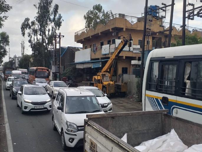 road closed due to work kurla andheri Road | कामामुळे एक मार्ग बंद; कुर्ला-अंधेरी रोड... नको रे बाबा!  road closed due to work kurla andheri Road | कामामुळे एक मार्ग बंद; कुर्ला-अंधेरी रोड... नको रे बाबा!