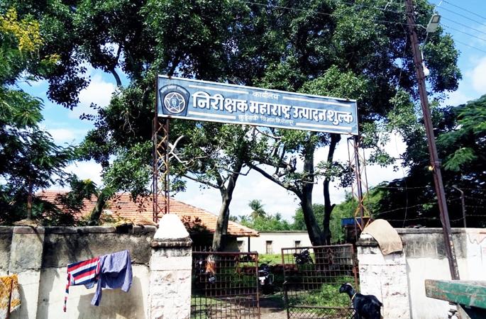 Thorns and shrubs. The drying of ten debris in front of awkward branches and goat's yard | काटेरी झुडपं.. अस्ताव्यस्त फांद्या अन् शेळ्यांचा वावर कार्यालयासमोर चक्क दसºयाच्या धुण्याची वाळवण Thorns and shrubs. The drying of ten debris in front of awkward branches and goat's yard | काटेरी झुडपं.. अस्ताव्यस्त फांद्या अन् शेळ्यांचा वावर कार्यालयासमोर चक्क दसºयाच्या धुण्याची वाळवण