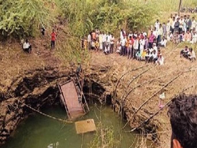 madha Three children died in an accident where a tractor fell into a well | झोपेतच तीन चिमुकल्यांवर काळाचा घाला; ट्रॅक्टर विहिरीत कोसळून झालेल्या अपघातात गमावले प्राण  madha Three children died in an accident where a tractor fell into a well | झोपेतच तीन चिमुकल्यांवर काळाचा घाला; ट्रॅक्टर विहिरीत कोसळून झालेल्या अपघातात गमावले प्राण