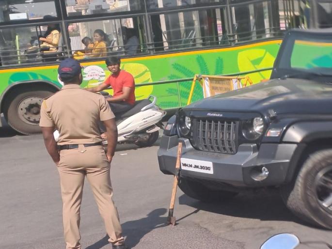 An ax kept in the vehicle, a case against the son of former corporator in Chinchwad police station | Pune Crime | वाहनात ठेवली कुऱ्हाड, माजी नगरसेविकेच्या मुलावर चिंचवड पोलिस ठाण्यात गुन्हा An ax kept in the vehicle, a case against the son of former corporator in Chinchwad police station | Pune Crime | वाहनात ठेवली कुऱ्हाड, माजी नगरसेविकेच्या मुलावर चिंचवड पोलिस ठाण्यात गुन्हा