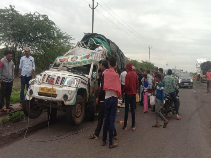 One died after being trapped under a pile of jaggery; Bystanders made the tempo empty | गुळाच्या ढेपांच्या खाली चेंगरून एकाचा मृत्यु; बघ्यांनी टेम्पो केला रिकामा, पुणे सोलापुर महामार्गावर अपघात One died after being trapped under a pile of jaggery; Bystanders made the tempo empty | गुळाच्या ढेपांच्या खाली चेंगरून एकाचा मृत्यु; बघ्यांनी टेम्पो केला रिकामा, पुणे सोलापुर महामार्गावर अपघात