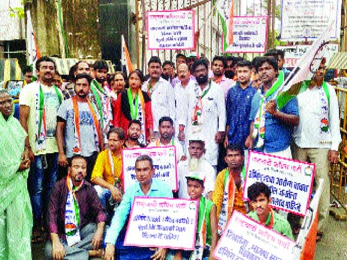 'Delete dumping; Stop the way to save the Kurla | ‘डम्पिंग हटवा; कुर्ला वाचवा’साठी रास्ता रोको 'Delete dumping; Stop the way to save the Kurla | ‘डम्पिंग हटवा; कुर्ला वाचवा’साठी रास्ता रोको