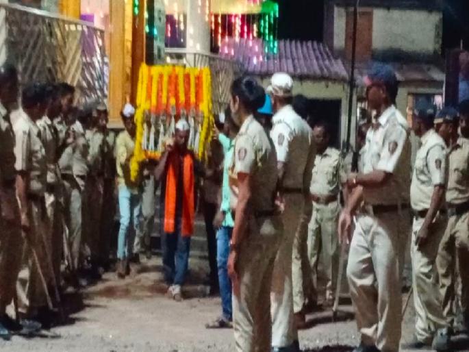 Argument over Palkhi in Kurlap Sangli, Palkhi procession under police security | सांगलीतील कुरळपमध्ये पालखीच्या मानावरून राडा, पोलिस बंदोबस्तात पालखी मिरवणूक  