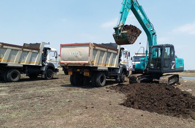 Villagers have volunteered to remove slurry in Kurnaur | कुरनूरमधील गाळ काढण्यासाठी गावकरी स्वयंप्रेरणेने सरसावले  Villagers have volunteered to remove slurry in Kurnaur | कुरनूरमधील गाळ काढण्यासाठी गावकरी स्वयंप्रेरणेने सरसावले