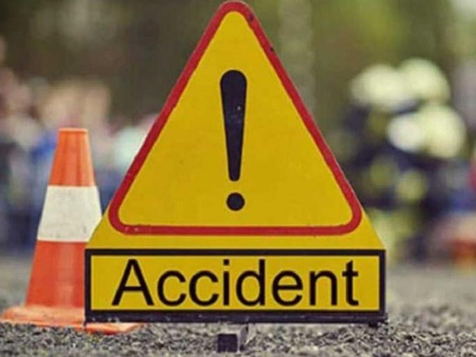 The truck hit the two-wheeler, killing one person on the spot | ट्रकची दुचाकीला धडक, एक जण जागीच ठार The truck hit the two-wheeler, killing one person on the spot | ट्रकची दुचाकीला धडक, एक जण जागीच ठार