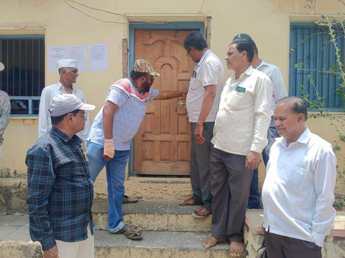Water supply stopped for eight days, angry farmers thrashed officials in Shirdhon Kolhapur | Kolhapur: आठ दिवस पाणीपुरवठा ठप्प, संतप्त शेतकऱ्यांनी अधिकाऱ्यांना कोंडले Water supply stopped for eight days, angry farmers thrashed officials in Shirdhon Kolhapur | Kolhapur: आठ दिवस पाणीपुरवठा ठप्प, संतप्त शेतकऱ्यांनी अधिकाऱ्यांना कोंडले