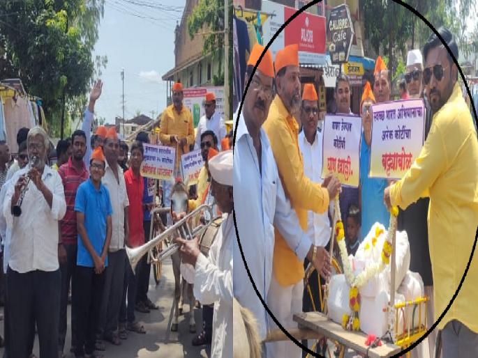 Corrupt management of the head of Kurundwad Municipality, Evidence of corruption brought from the horse drawn carriage | कुरुंदवाड पालिकेच्या मुख्याधिकाऱ्याचा भ्रष्ट कारभार, घोडागाडीतून सनई वाजवत आणले पुरावे Corrupt management of the head of Kurundwad Municipality, Evidence of corruption brought from the horse drawn carriage | कुरुंदवाड पालिकेच्या मुख्याधिकाऱ्याचा भ्रष्ट कारभार, घोडागाडीतून सनई वाजवत आणले पुरावे