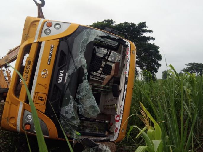 Two accidents near Kolhapur: One killed and twelve injured | कोल्हापूरजवळ दोन अपघात : एक ठार, १७ जण जखमी Two accidents near Kolhapur: One killed and twelve injured | कोल्हापूरजवळ दोन अपघात : एक ठार, १७ जण जखमी