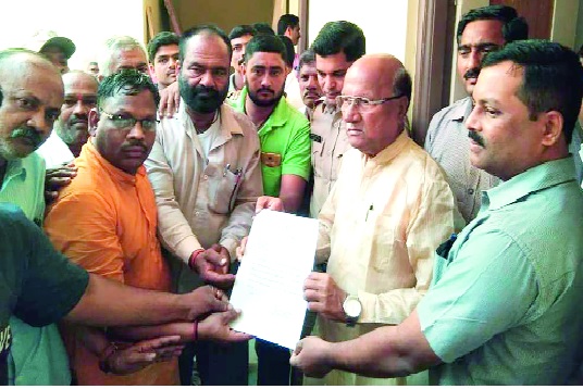 Self-effort in Kurundwad Municipal Corporation: Drained tap water dispute, Shivsena's agitation | कुरूंदवाड नगरपालिकेत आत्मदहनाचा प्रयत्न-: रखडलेल्या नळ पाणीप्रश्नी शिवसेनेचे आंदोलन Self-effort in Kurundwad Municipal Corporation: Drained tap water dispute, Shivsena's agitation | कुरूंदवाड नगरपालिकेत आत्मदहनाचा प्रयत्न-: रखडलेल्या नळ पाणीप्रश्नी शिवसेनेचे आंदोलन