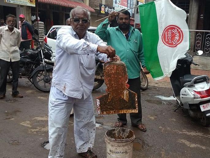 Shan's anointing to the image of Chief Minister by Swabhimani | मुख्यमंत्री फडणवीसांच्या प्रतिमेला शेण फासलं; 'स्वाभिमानी' आक्रमक Shan's anointing to the image of Chief Minister by Swabhimani | मुख्यमंत्री फडणवीसांच्या प्रतिमेला शेण फासलं; 'स्वाभिमानी' आक्रमक