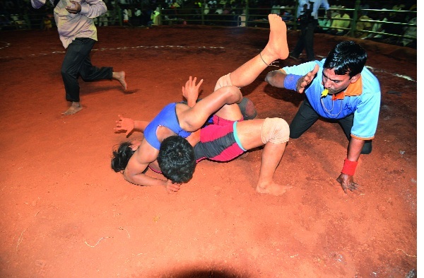 The first mayor trophy won by Swan: Nirvani Salokhe Chitrap of MoorGood | स्वातीने जिंकला पहिला महापौर चषक : मुरगूडची नंदिनी साळोखे चितपट The first mayor trophy won by Swan: Nirvani Salokhe Chitrap of MoorGood | स्वातीने जिंकला पहिला महापौर चषक : मुरगूडची नंदिनी साळोखे चितपट