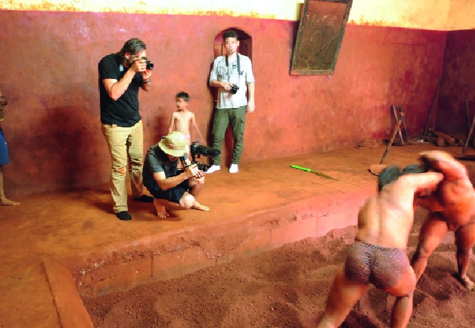 The charm of the red soil of Kolhapur, SumoNo - the production of short films from the Japanese squadron | सुमोंनाही कोल्हापूरच्या लाल मातीचे आकर्षण--जपानी पथकाकडून लघुपट निर्मिती The charm of the red soil of Kolhapur, SumoNo - the production of short films from the Japanese squadron | सुमोंनाही कोल्हापूरच्या लाल मातीचे आकर्षण--जपानी पथकाकडून लघुपट निर्मिती