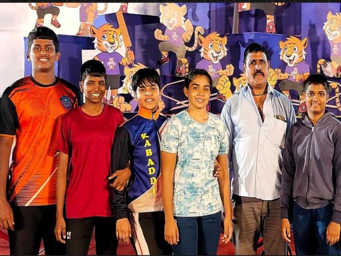 Wrestlers from Bhayander's Shriganesh Akhara bagged 11 medals in the MP Cup | खासदार चषकात भाईंदरच्या श्रीगणेश आखाड्यातील पैलवानांनी पटकावले ११ पदक Wrestlers from Bhayander's Shriganesh Akhara bagged 11 medals in the MP Cup | खासदार चषकात भाईंदरच्या श्रीगणेश आखाड्यातील पैलवानांनी पटकावले ११ पदक