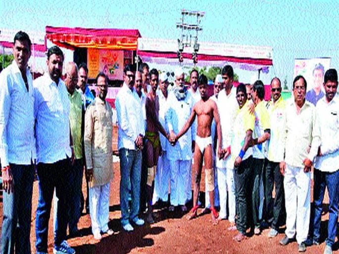 Spontaneous response to MLA Trophy Championship; Dangl: 300 men and 80 women wrestlers participate in Sinnar's competition | आमदार चषक कुस्ती स्पर्धेस उत्स्फूर्त प्रतिसाद ; दंगल : सिन्नरच्या स्पर्धेत ३०० पुरुष, तर ८० महिला कुस्तीपटूंचा सहभाग Spontaneous response to MLA Trophy Championship; Dangl: 300 men and 80 women wrestlers participate in Sinnar's competition | आमदार चषक कुस्ती स्पर्धेस उत्स्फूर्त प्रतिसाद ; दंगल : सिन्नरच्या स्पर्धेत ३०० पुरुष, तर ८० महिला कुस्तीपटूंचा सहभाग