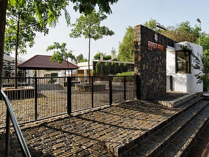 The molestation of the girl in the Kusumagra memorial at Nashik | नाशिकच्या कुसुमाग्रज स्मारकात युवतीचा विनयभंग The molestation of the girl in the Kusumagra memorial at Nashik | नाशिकच्या कुसुमाग्रज स्मारकात युवतीचा विनयभंग