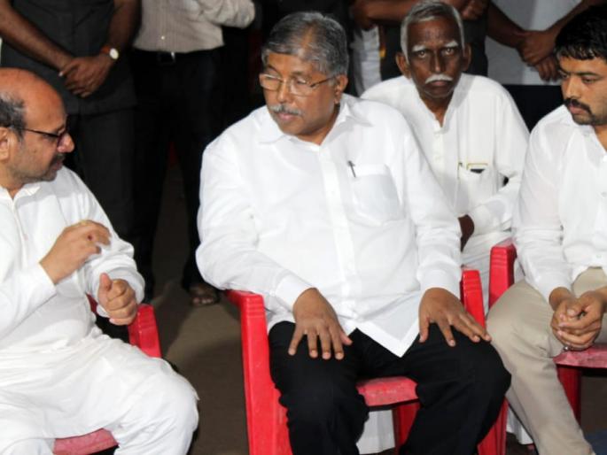 Revenue Minister Chandrakant Patil did the condolence of Nayakawadi family | महसूल मंत्री चंद्रकांत पाटील यांनी केले नायकवडी कुटुंबियाचे सांत्वन Revenue Minister Chandrakant Patil did the condolence of Nayakawadi family | महसूल मंत्री चंद्रकांत पाटील यांनी केले नायकवडी कुटुंबियाचे सांत्वन